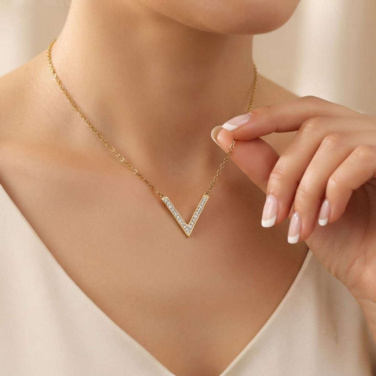 Fin Chain Pendant – Gold view 1